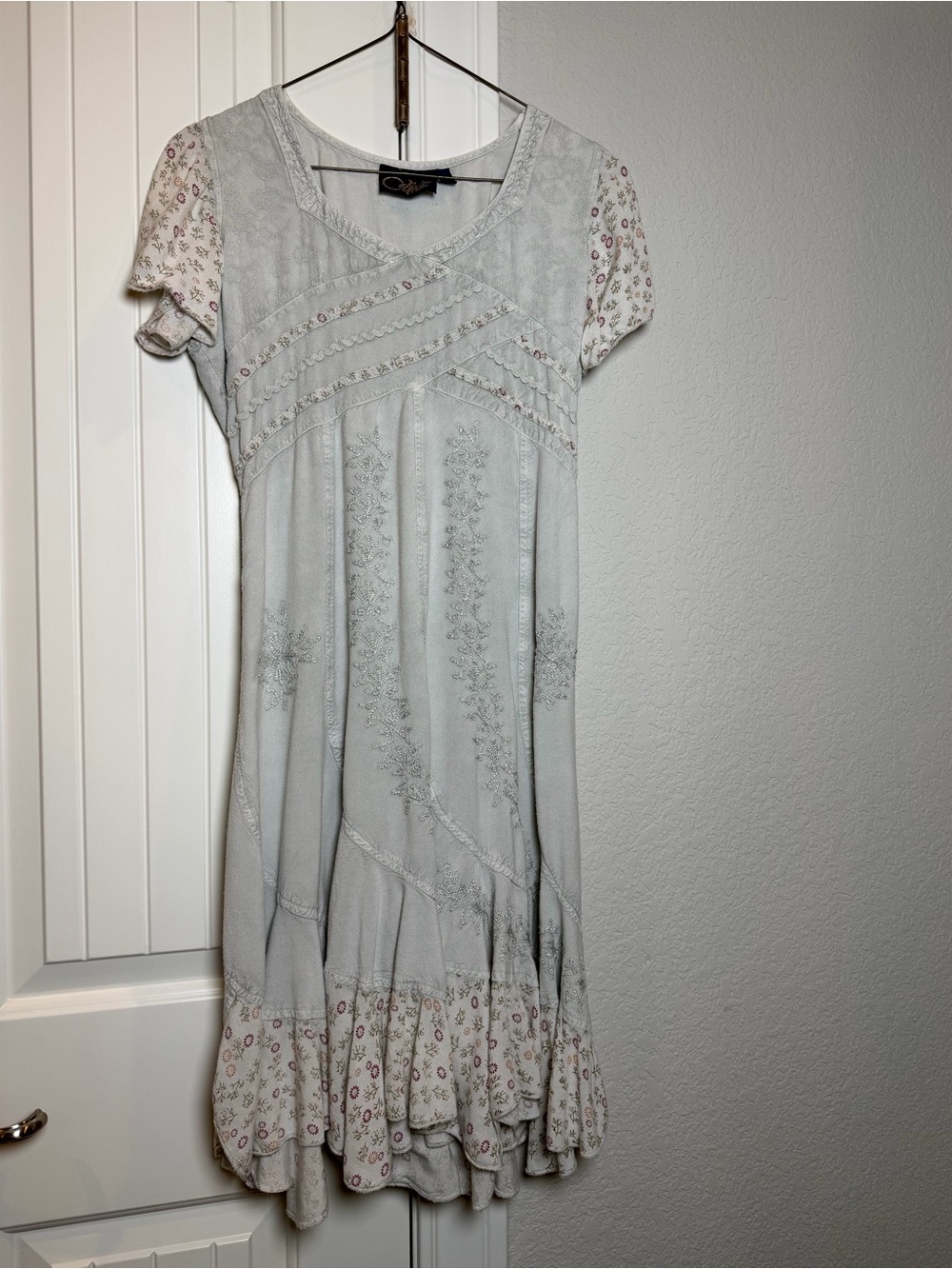 Boho Embroidered Light Gray Floral-Sleeve Midi Dress